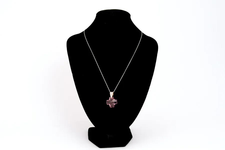 Halskette mit rosa Kreuz