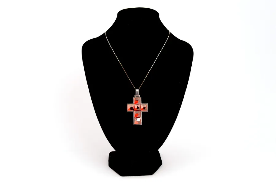 Halskette mit eingelassenem rotem Kristallkreuz