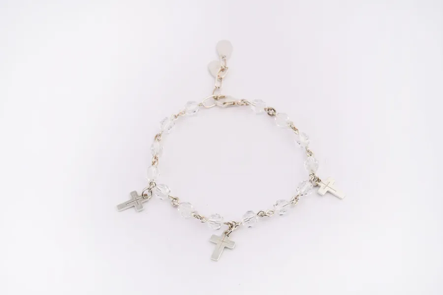 Armband mit transparenten Kristallen und Silberkreuzen