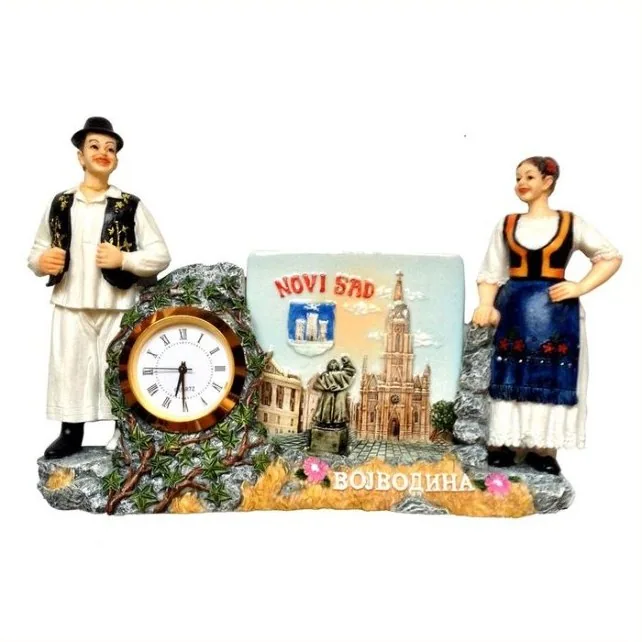 שעון זוג בתלבושת עממית – וויבודינה
