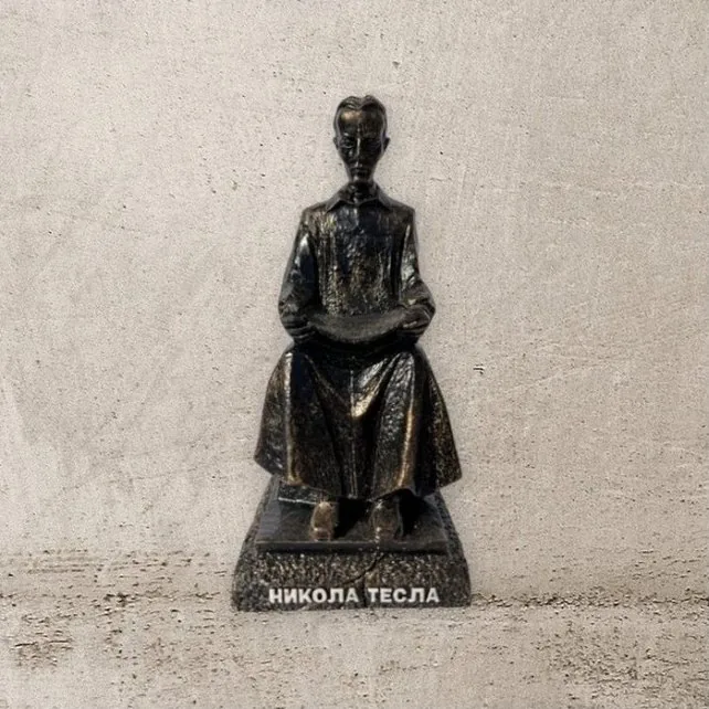 Nikola Tesla statue L