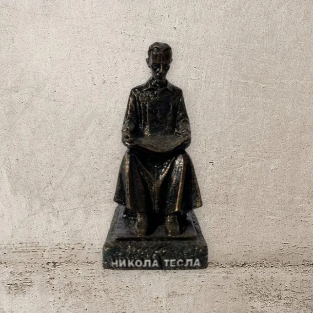 Nikola Tesla statue S